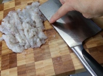 step3: 用菜刀頂部位置將蝦肉剁碎