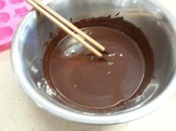 step1: 隔水座溶朱古力。