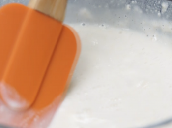 step2: 班戟粉1杯、牛奶200ml攪拌