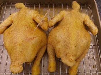 step8: 預熱焗爐250焗60分鐘,雞用牙簽拮下表面後掃上一層油後入爐。