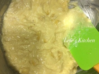 step3: 最後篩入麵粉與泡打粉
以切拌的方式拌勻(記得不要太用力哦~)
 
倒入烤模後，上方均勻撒上堅果或核桃
接著放入預熱好的烤箱，180度烤25分鐘
烤15分鐘後可拿出來在表面劃一刀
再送回去烤~
可以用牙籤插入，抽出不沾手即為熟透OK