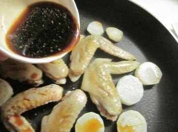 step3: 加入白蘿蔔,將醬汁淋上轉小火蓋上鍋蓋,約紅焼10分鐘即可完成.
中途翻1~2次使醬汁均勻附著在<span class="group_1">食材</span>上.