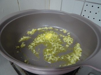 step2: 慢火燒熱鍋，同時下室溫牛油/油與蒜蓉 
(我今次用了玫瑰鍋, 如用其他鍋具，加些液體油鍋與牛油同炒，效果會好些會容易控制些)