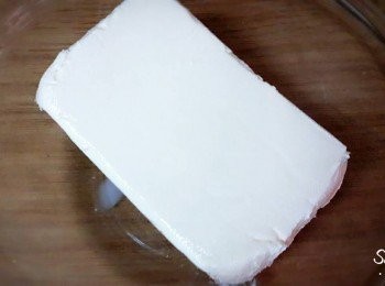 step8: 把放室溫已軟化的奶油起司放入容器中