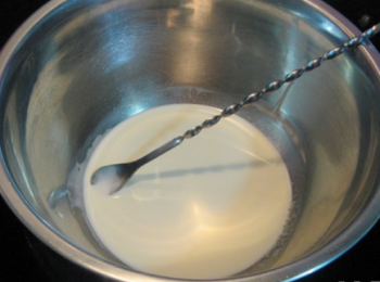 step5: 淡奶油和細砂糖入盆中，隔水融化。