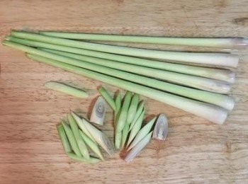 step2: 香茅去頭去尾後，斜切成段。
