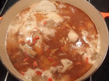 step14: 再加入水(水量超過<span class="group_1">食材</span>高度即可)煮滾,煮滾後用湯勺將表面的雜質浮末撈除。蓋上鍋蓋轉小火燉煮30-40分鐘(可依個人喜歡的熟度來增減燉煮時間)。