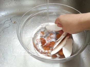 step2: 准山圓肉放入大碗內沖一沖洗