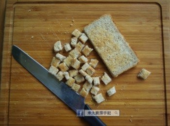 step6: 把吐司切成丁。