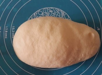 step4: 將麵團放於矽膠墊搓至不粘手而軟身