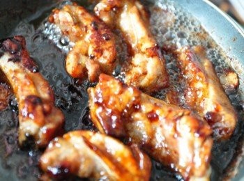 step3: 期間要適時的翻面，讓子排均勻吸收醬汁至慢慢收乾(可留一些醬汁淋在子排上)