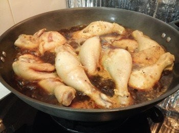 step5: 鑊中汁料煮滾後, 調到小火, 蓋上鑊蓋煮約 30 分鐘