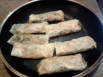 step3: 熱平底鍋起油，用小火將腐皮捲煎至金黃色，只需約兩分鐘，即成！