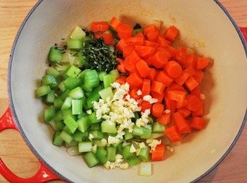 step2: 加入紅蘿蔔丁、西洋芹丁、蒜末與迷迭香，一同炒香