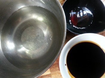 step8: 將老抽及魚露加入已經溶解的冰糖水內拌勻