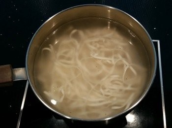 step3: 煮一鍋熱水,水滾後放入麵條煮至約7-8分熟,起鍋。