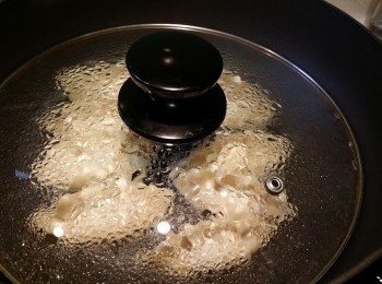 step5: 易潔鑊放1茶匙橄欖油，中火略煎2分鐘，然後加4湯匙水並加蓋煮焗。當水份差不多乾便可開蓋子。