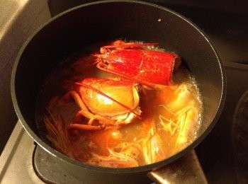 step2: 先煮龍蝦湯, 落油落洋蔥, 略煎蝦頭, 轉紅色後加白酒, 熱水和龍蝦頭, 中火煮15-20分鐘, 後熄火焗10分鐘