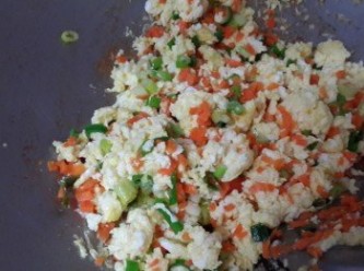 step4: 起油鍋蔥爆香炒雞蛋與紅蘿蔔末備用