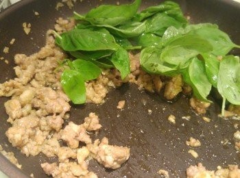 step5: 最後加入蘿勒葉同炒。