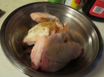 step1: 将腌料加入鸡翅膀拌均，腌约5-6小时至入味