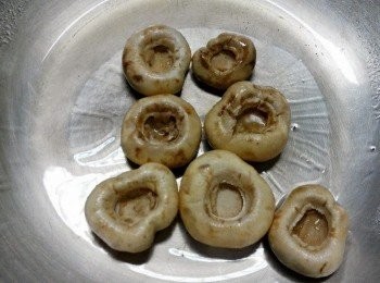 step2: 平底鍋燒熱油，放入蘑菇煎至金黃盛起。