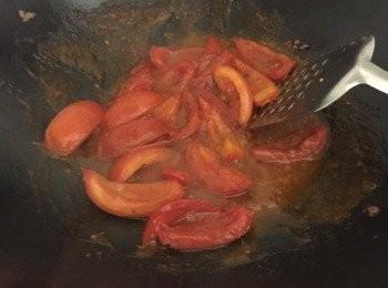 step3: 燒熱油鑊 冒煙油滾後 中大火爆香薑片再加入牛肉平鋪在鑊子上 轉色後即反轉 兩邊的牛肉色轉深後 即加蔥段快炒上碟 原鑊子再加2片薑片 加入蕃茄快炒至軟身 加半碗水及茄汁半湯匙煮1分鐘左右 加2茶匙糖炒均 最後加入牛肉快炒 灑上蔥粒即成