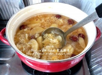 step5: 30分鐘後加入冰糖拌勻煮至溶 , 再熄火焗15分鐘