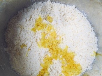 step3: 再加入檸檬皮，倒入3/4牛奶，用刮刀以切入的方式攪拌。
烤箱預熱220℃。