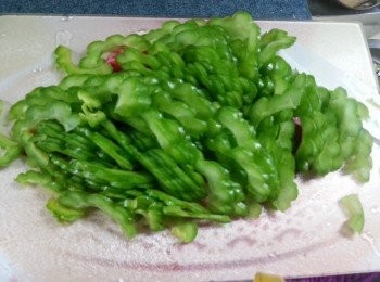 step1: 長苦瓜1個洗淨後切薄片
