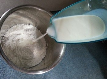 step2: 低筋麵粉過篩後加入牛奶,攪拌均勻至冇粉粒