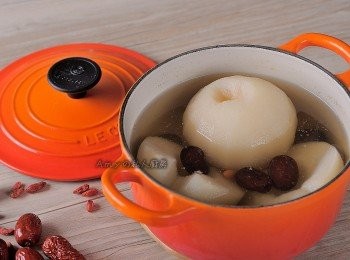 step6: 當冰糖燉梨的溫度稍微不燙口即可享用。這是一道潤肺止咳的養身飲品,適合乾咳者(燥咳者)為佳。