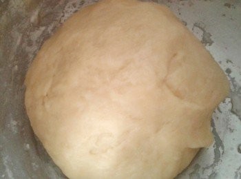 step3: 在枱上灑麵粉，搓麵糰約6分鐘，然後放入塗了一層薄油的碗內，用保鮮紙封口，靜置最少一小時，麵糰會脹大