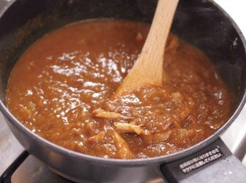 step11: 沸騰後放入咖哩塊。咖哩塊都溶化 後再開小火加熱，咖哩煮至恰到好 處的濃稠狀。