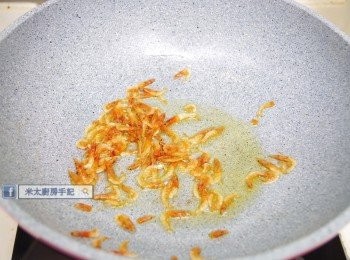 step4: 鍋中下1湯匙油燒熱，放入櫻花蝦炒至出香味，把櫻花蝦撈起備用， 把櫻花油混合<span class="group_2">沙律汁</span>料拌勻。