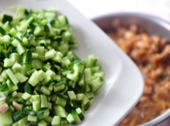 step9: 起鍋後，將小黃瓜丁拌入絞肉中，就完成囉!