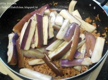 step5: 炒至茄子漸變色，倒入汁料再炒至茄子煮熟。