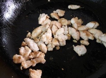 step10: 把雞肉炒至二面金黃