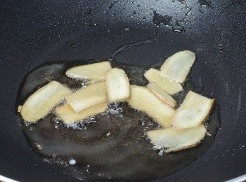 step1: 鍋熱後，下麻油與沙拉油，爆香薑片