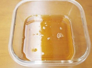 step2: 取一耐熱容器倒入蜂蜜.水及醬油~攪拌均勻!!!加了醬油味道才不會死甜吃起來更爽口唷^^