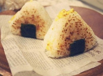 step9: 外表吃起來有鍋巴的味道耶~~焦香焦香!!! 裏頭吃的到香濃起士與蛋鬆~~很好吃唷:)