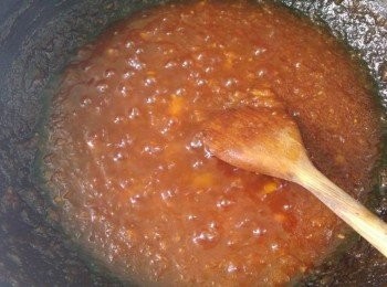 step5: Ps. 小嘜失敗了一次後才得出成功的醬，第一次因為攪菠蘿碎時落得太多水，而且煮時不夠久，水份仍然好多，不夠結，加左好多糯米粉都好黏，但味道都是好吃的，幸好第二次就成功了。牛油方面，其實什麼牌子也沒有所謂，小嘜用金桶牛油是貪夠香。