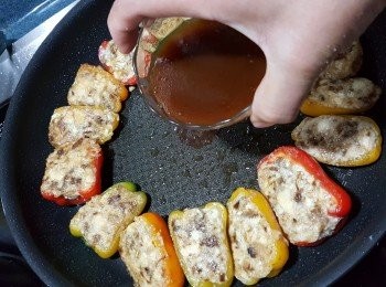 step7: 再將素蠔油芡倒入雜椒內慢火煮滾即可上碟