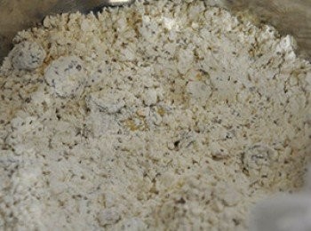 step8: 慢的加入步驟2，直到麵粉與蛋液成糰狀。