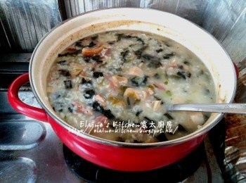 step14: 最後將芫茜莖及少許胡椒粉調味拌勻 , 熄火焗10分鐘即可