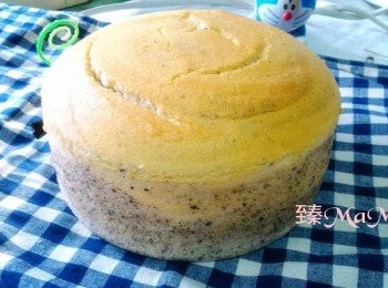 step12: 取出再輕敲桌面數下，無需倒扣，靜置約10分鐘，蛋糕邊邊會稍微脫模，即可取出喔！