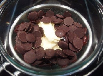 step6: 將巧克力和無鹽奶油放入一個耐高溫的容器,以隔水加熱方式使它融化。