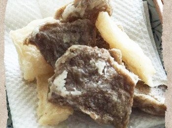 step6: 撒上胡椒鹽，香味撲鼻又有嚼勁的炸蒟蒻就出爐啦~趁熱吃吧~