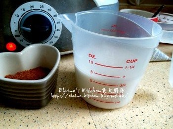 step5: 用慢火慢慢煮至出煙(需要大約5分鐘) , 盛起斑蘭葉去掉 , 將椰汁倒入杯內備用