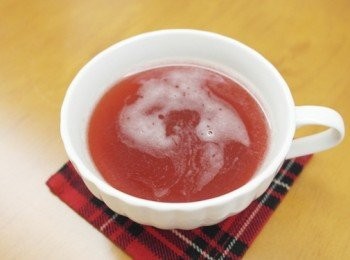 step3: 接著將草莓過濾掉只留下糖漿部分。